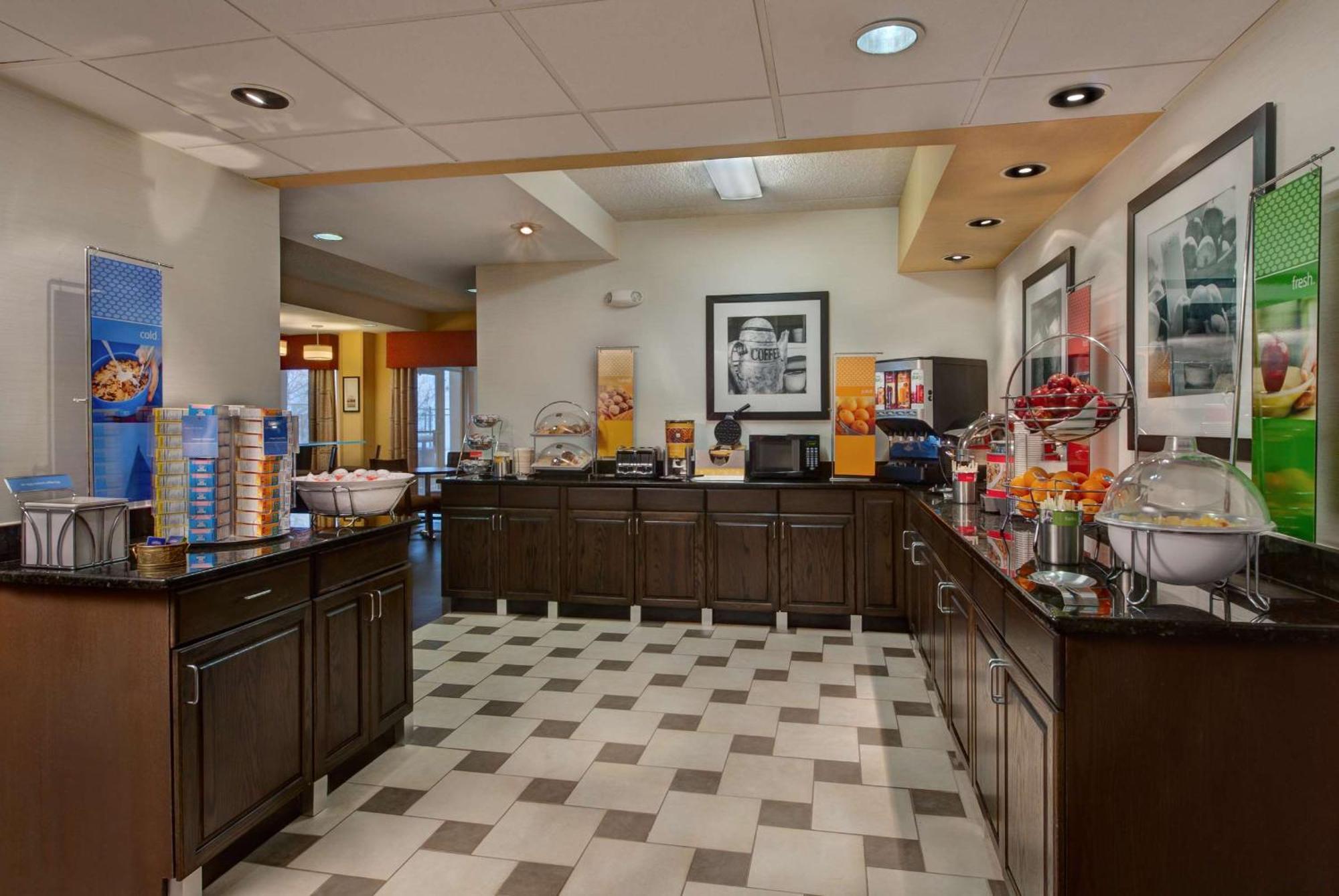 Hampton Inn Milwaukee Northwest Exterior foto