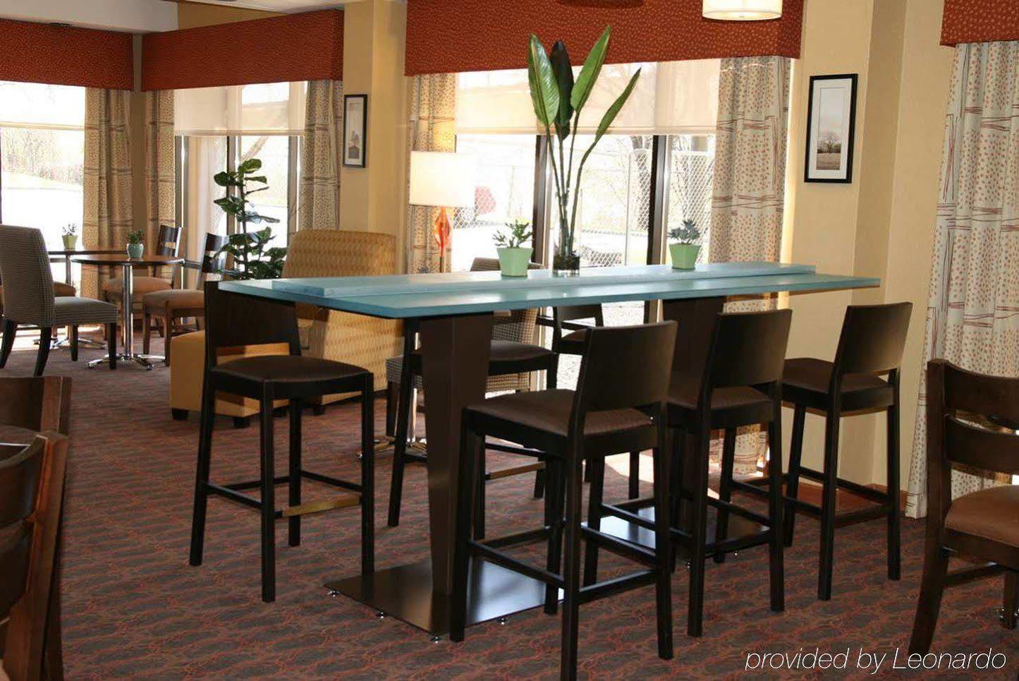 Hampton Inn Milwaukee Northwest Exterior foto